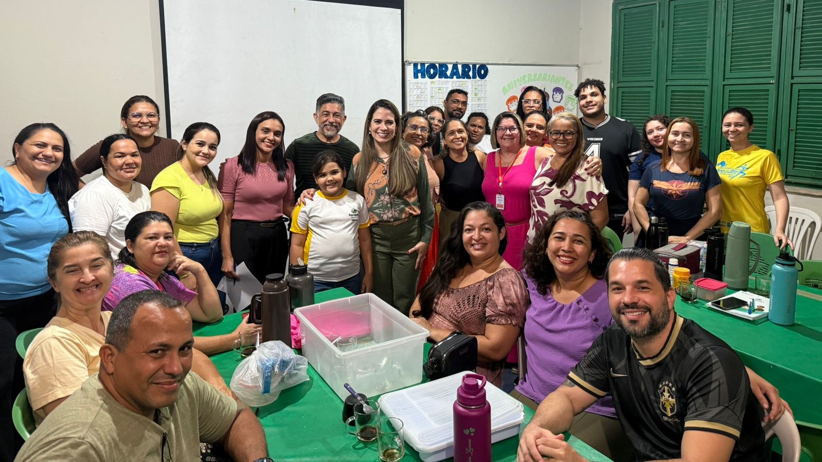 grupo de pessoas posa para a foto